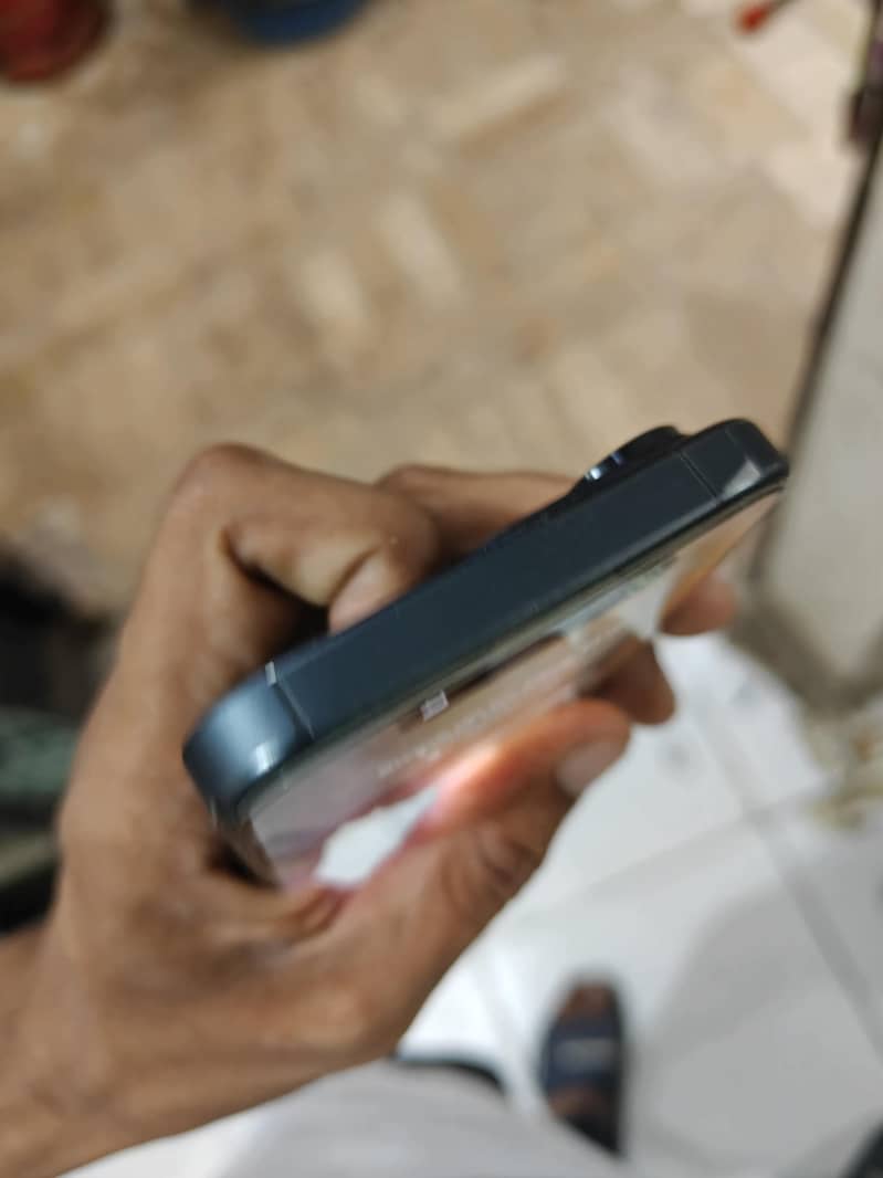 Apple iPhone 15 Pro 4