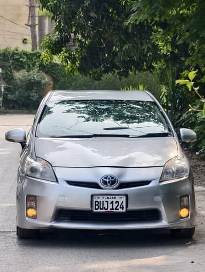 Toyota Prius 2011 S Touring Selection 1.8 2011 model 3 pices touching
