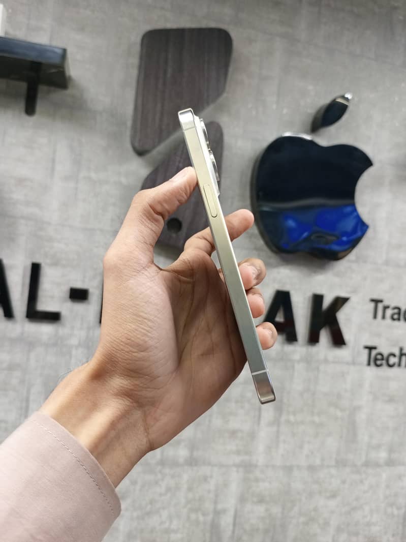 Apple iPhone 15 Pro Max 2