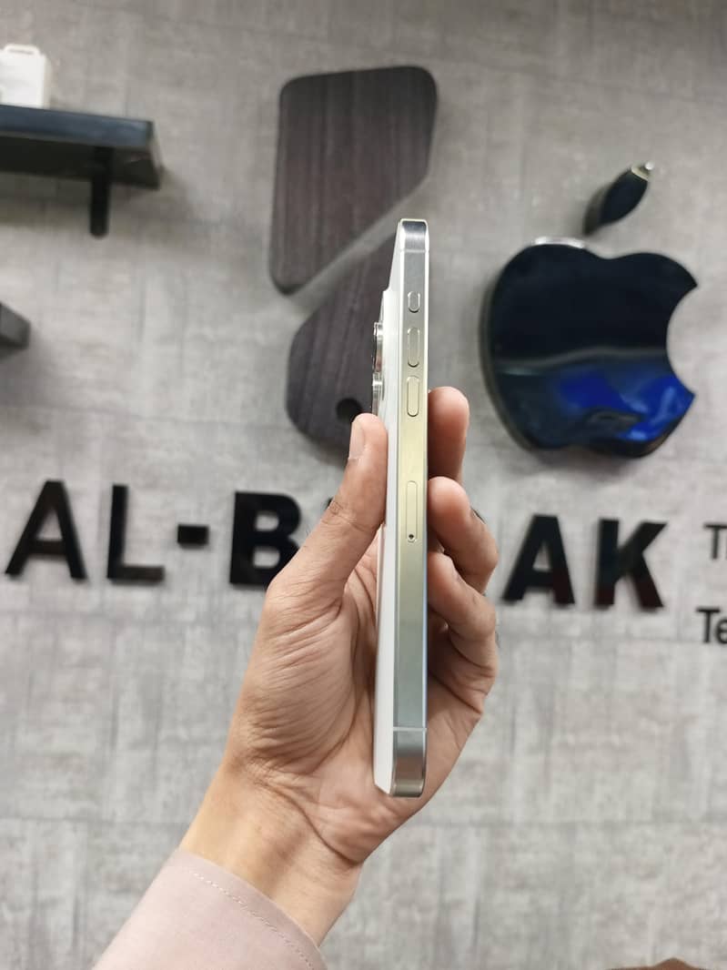 Apple iPhone 15 Pro Max 3