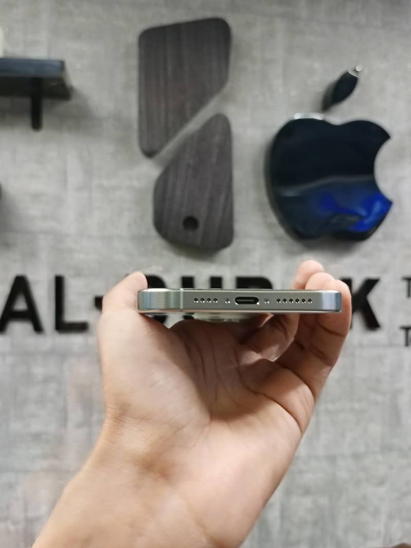 Apple iPhone 15 Pro Max 4