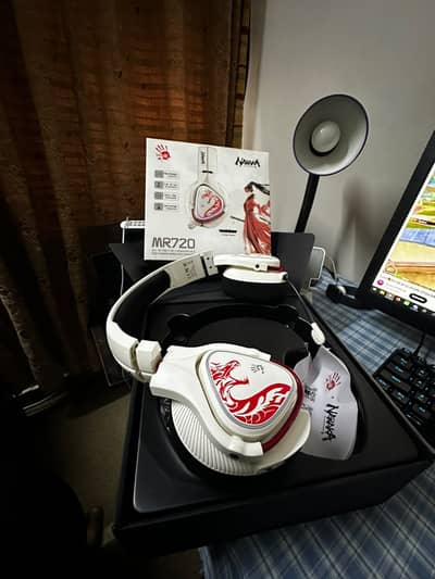 Condition 10/9.5 Bloody MR720 RGB Wireless Gaming Headset, Bt & 2.4GHz