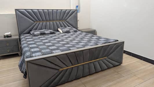 KING SIZE BED. ONLY 6 MONTH USED.
