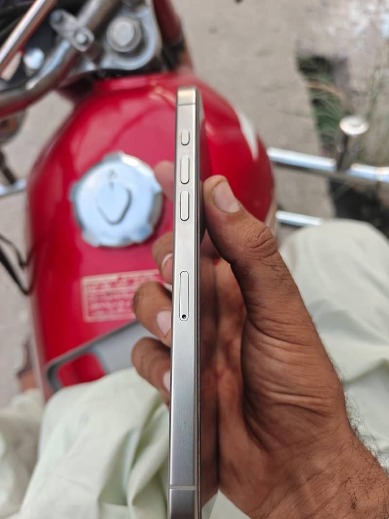 Apple iPhone 15 Pro Max 3