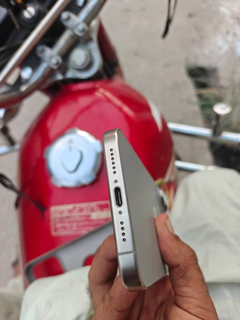 Apple iPhone 15 Pro Max 5