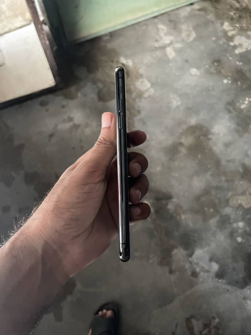 Apple iPhone 11 Pro Max 4