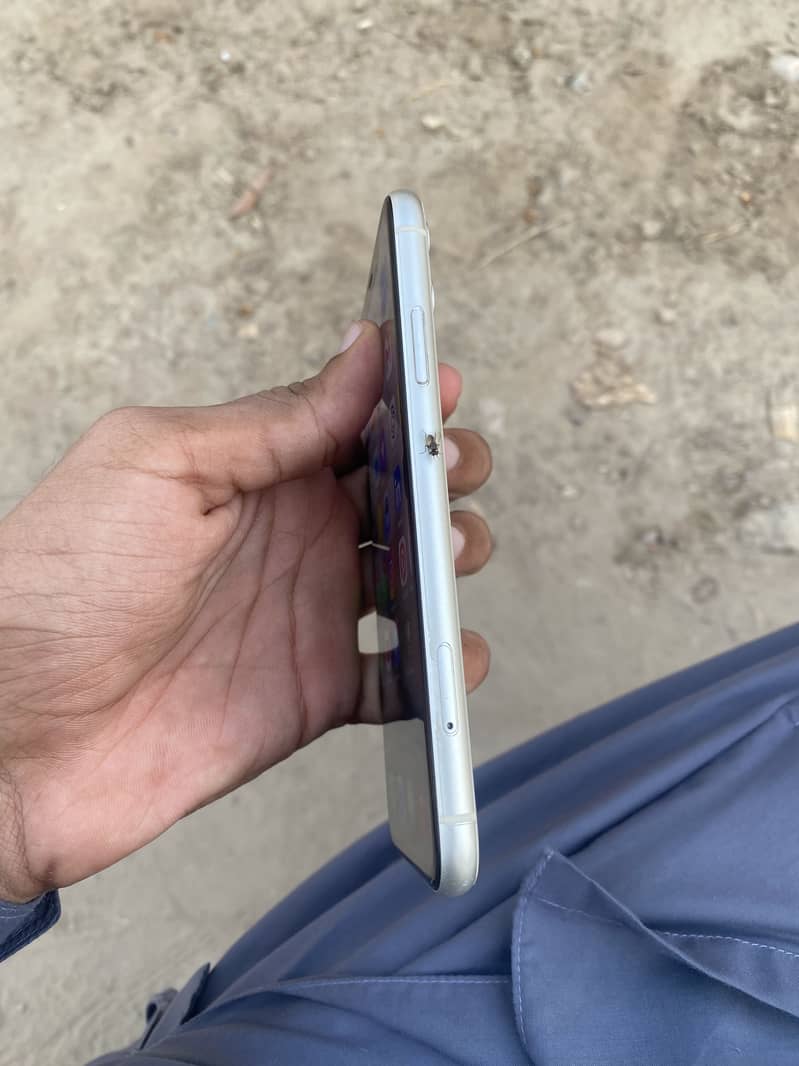 iPhone 11 3