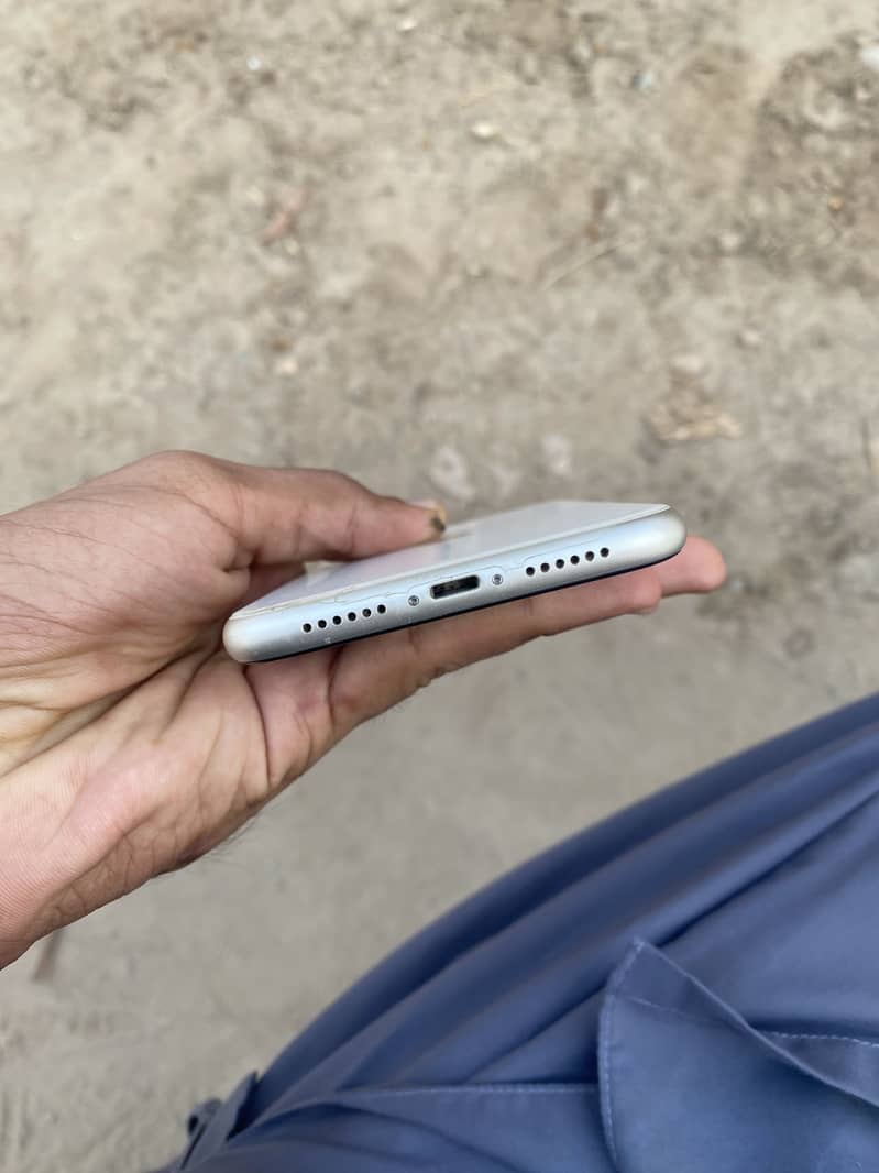 iPhone 11 4