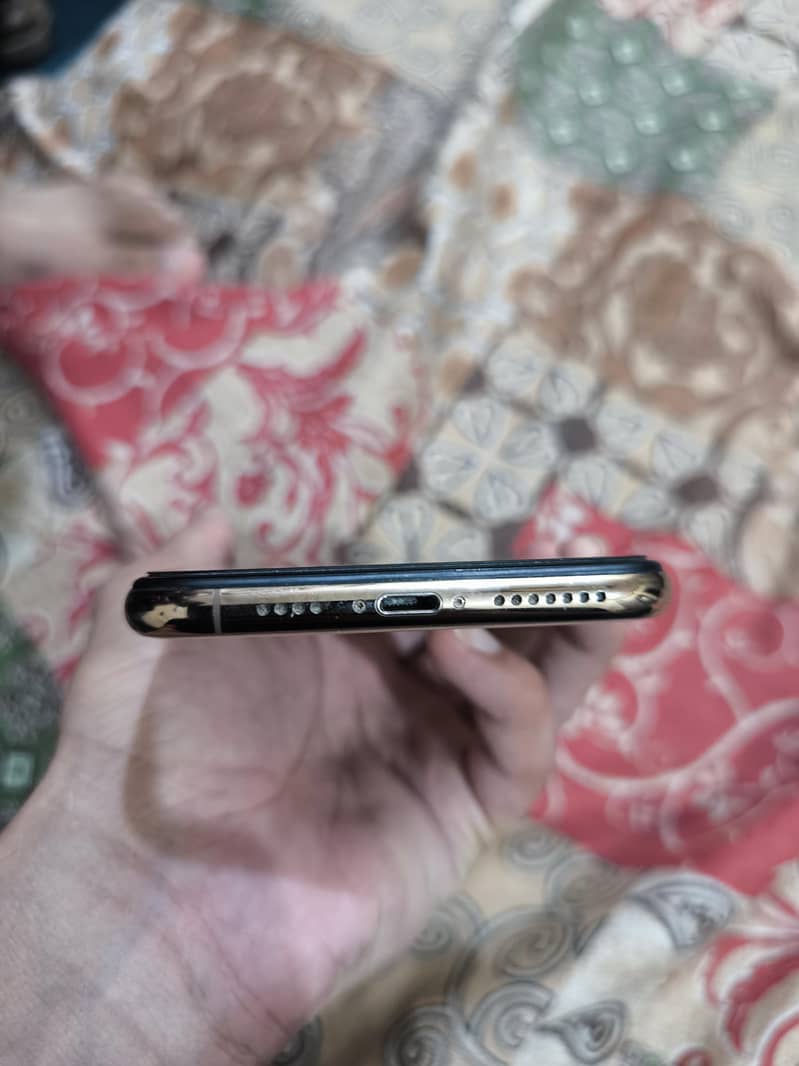 Apple iPhone XS Max 4