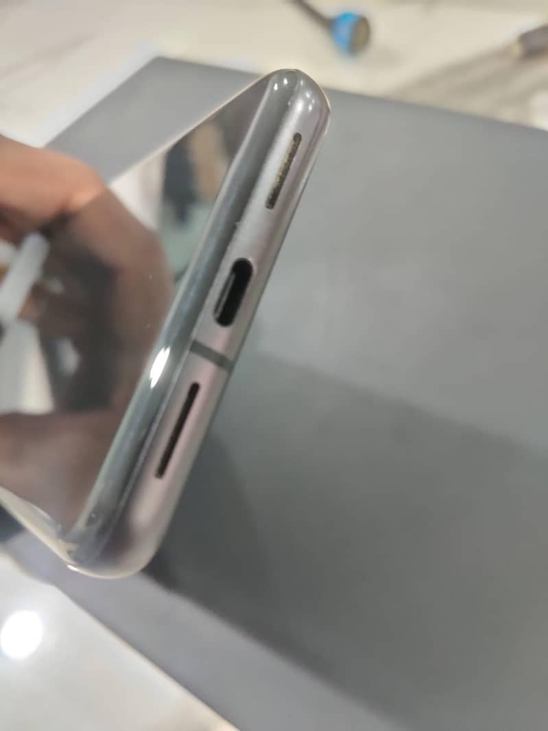 Google Pixel 8 4