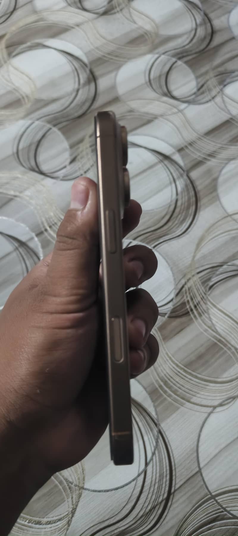 Apple iPhone 16 Pro 1