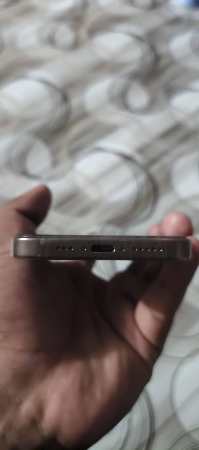 Apple iPhone 16 Pro 3