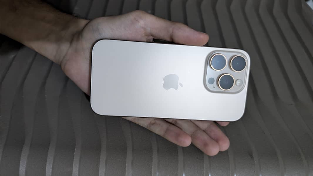 Apple iPhone 16 Pro 3