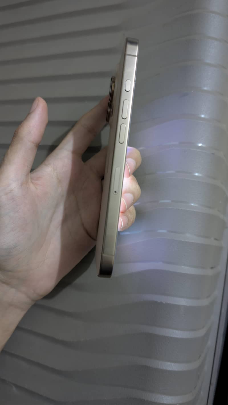 Apple iPhone 16 Pro 8