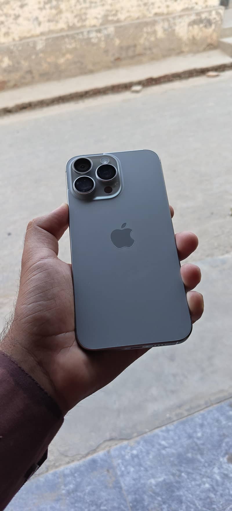 Apple iPhone 15 Pro Max 4