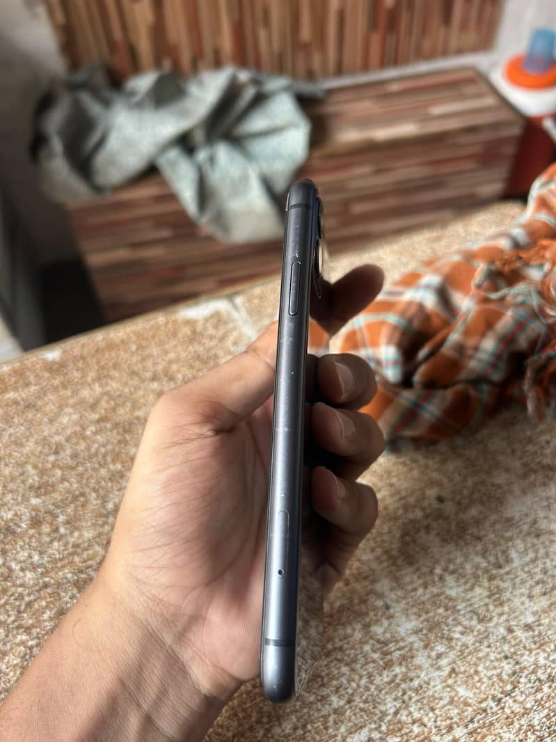 Apple iPhone 11 4