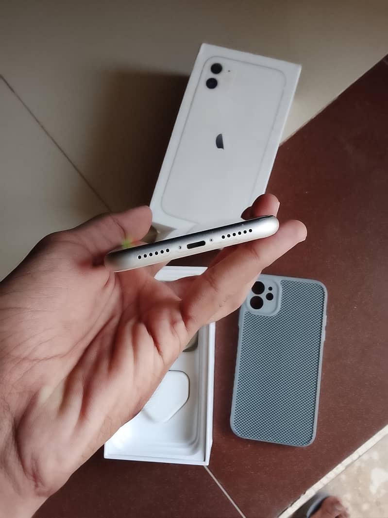 Apple iPhone 11 4