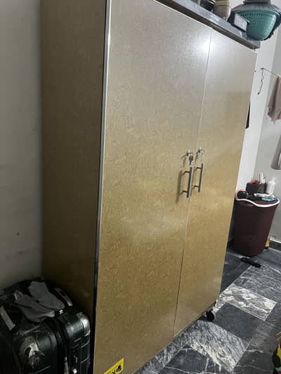 Large Wooden Wardrobe / Double Door Almirah – Used