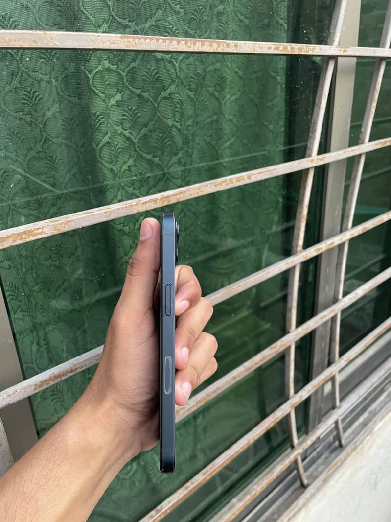 Apple iPhone 13 4