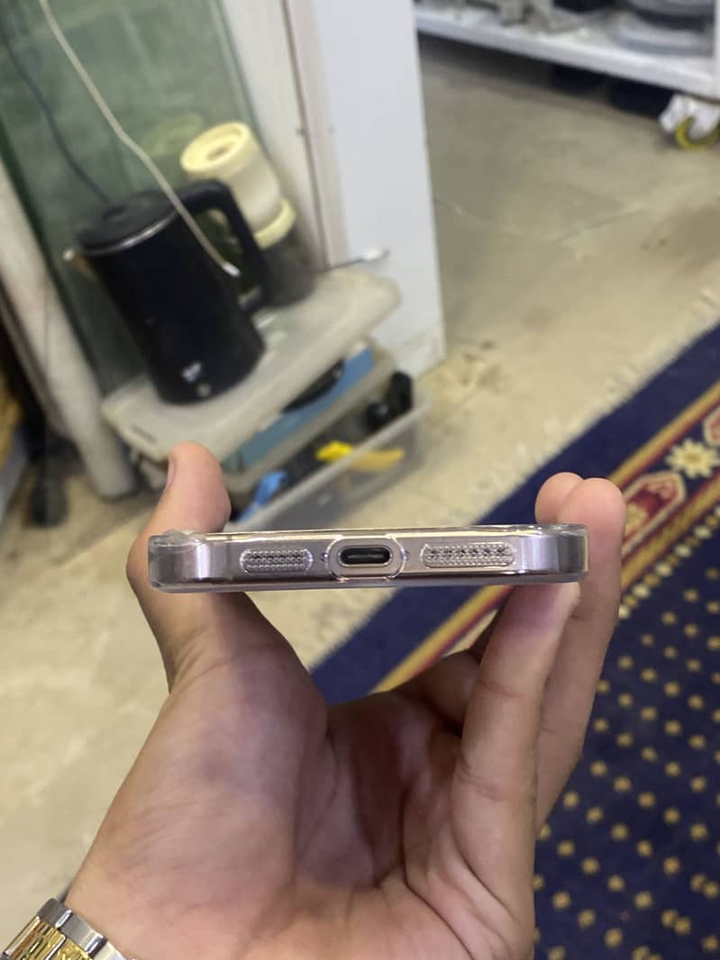 Apple iPhone 16 Pro Max 1