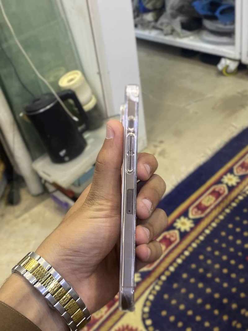 Apple iPhone 16 Pro Max 4