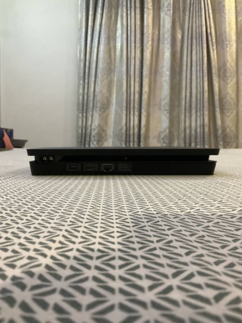 PS4 1TB 1