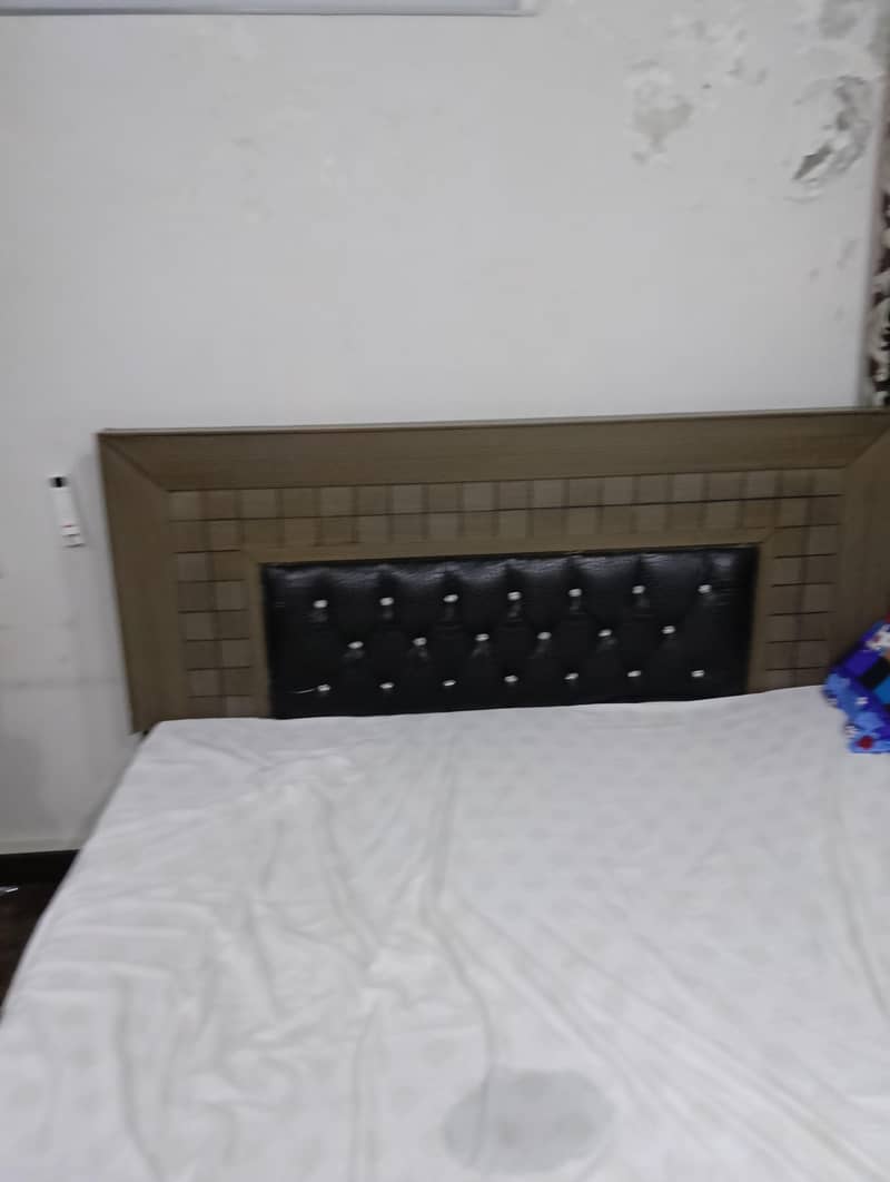 bed with 2 side tables 0