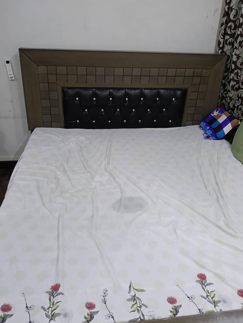 bed with 2 side tables 1