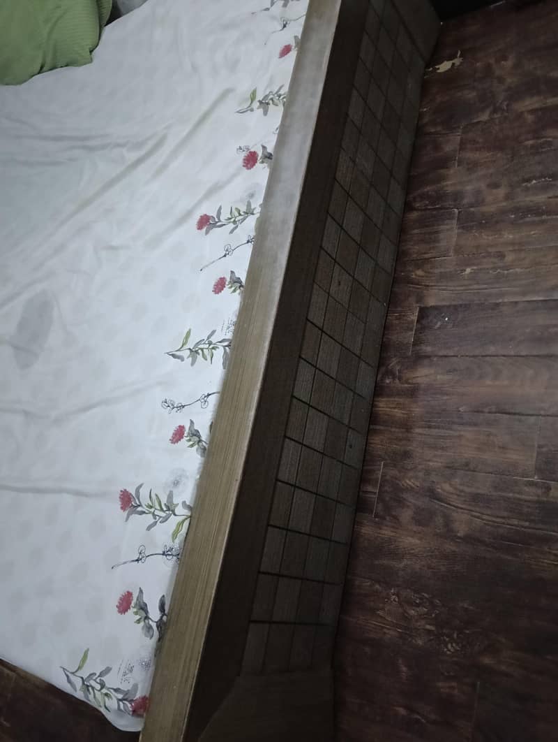 bed with 2 side tables 3