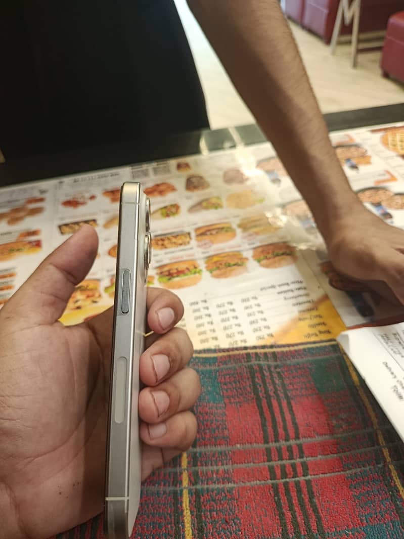 Apple iPhone 15 Pro 3