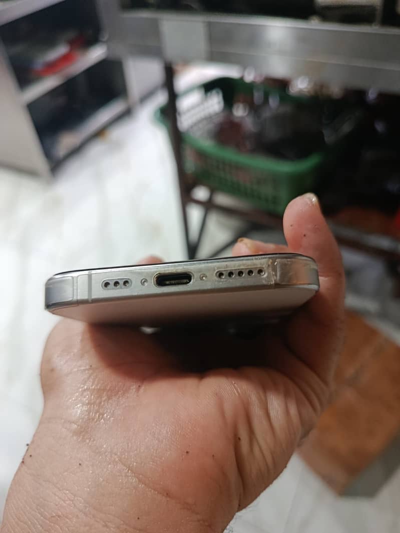 Apple iPhone 15 Pro 4