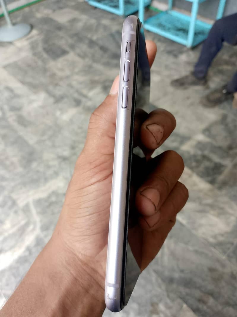 Apple iPhone 11 3