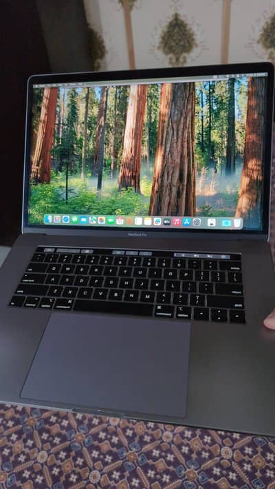 MacBook book pro 2018 i9 32/512 15 inch
