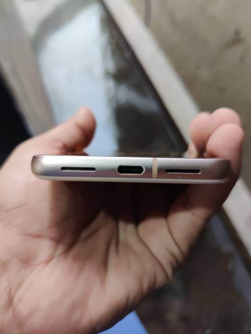 Google Pixel 8 4