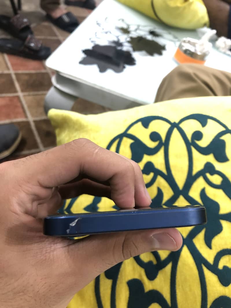 Apple iPhone 12 4
