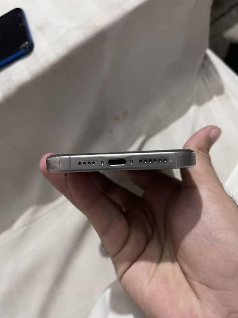 Apple iPhone 15 Pro Max 2
