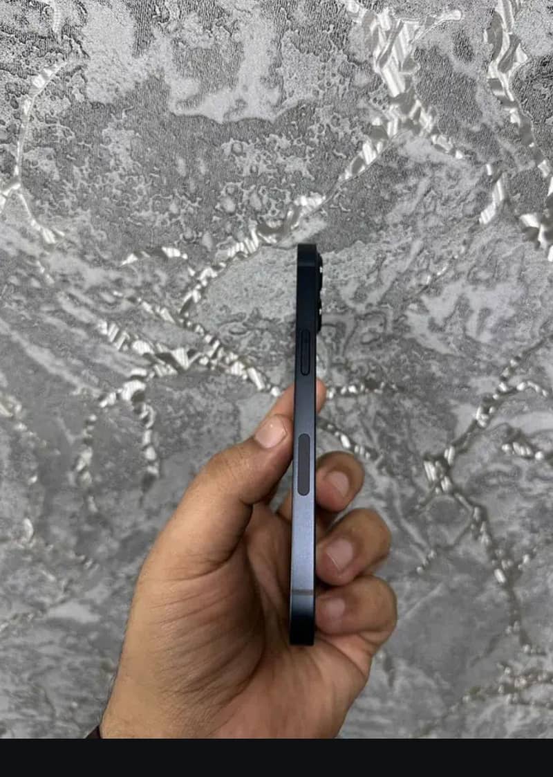 Apple iPhone 13 2