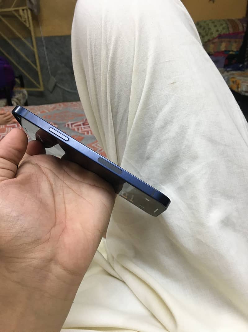 Apple iPhone 12 4