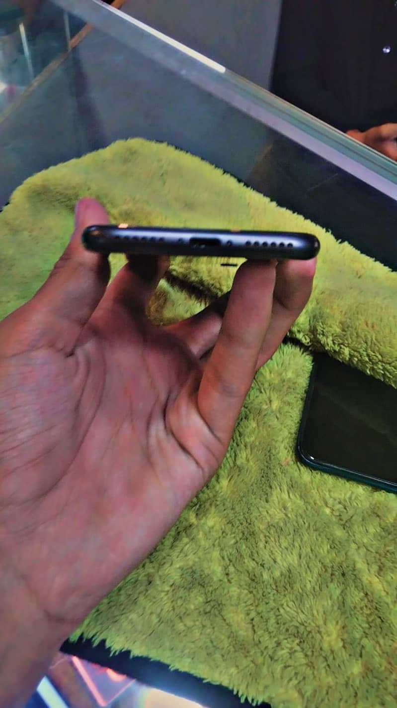 Apple iPhone 8 3