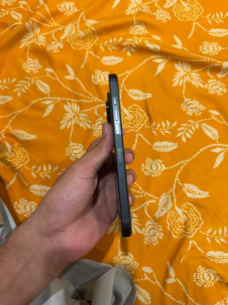 Apple iPhone 16 Pro Max 1