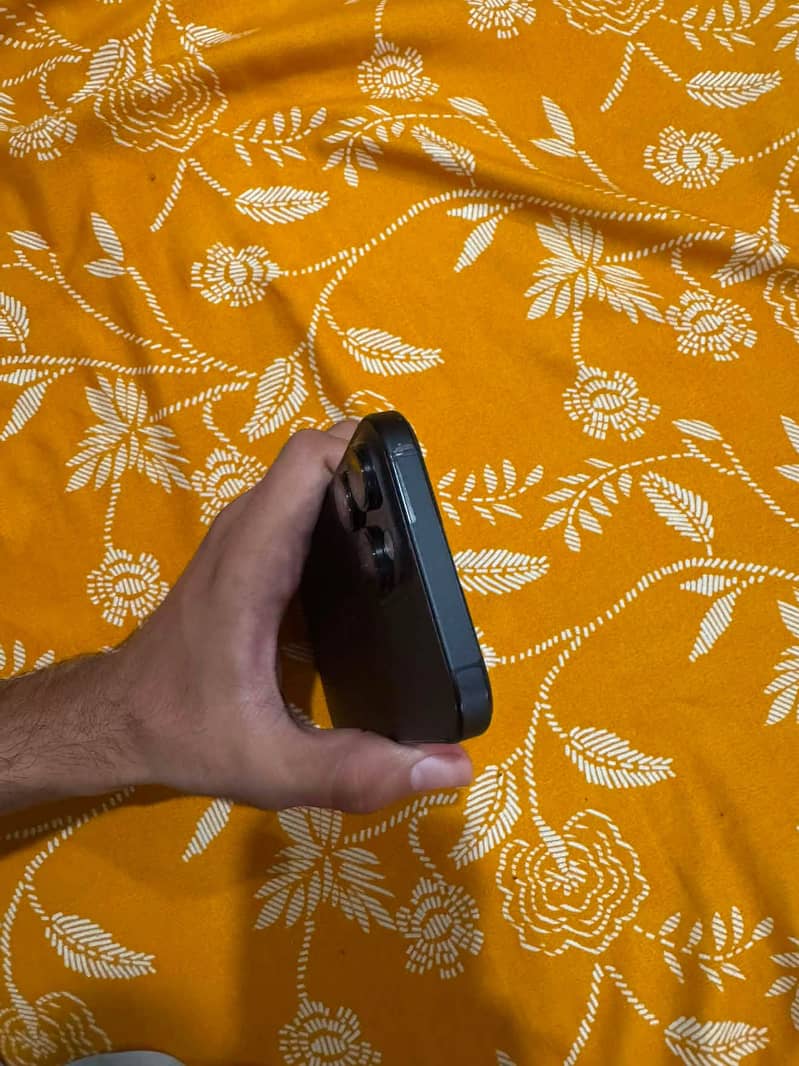 Apple iPhone 16 Pro Max 6