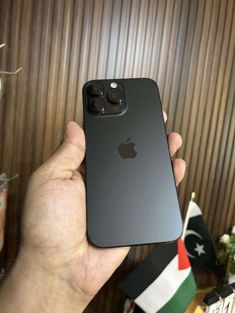 Apple iPhone 16 Pro Max 1
