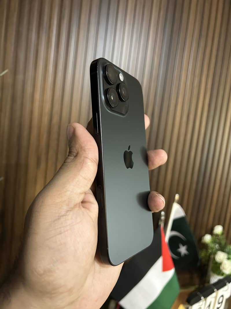 Apple iPhone 16 Pro Max 4