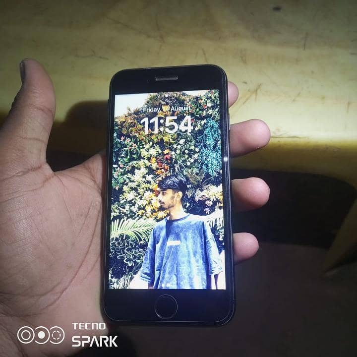 Apple iPhone 8 0