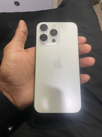 I phone 15 pro max dot
