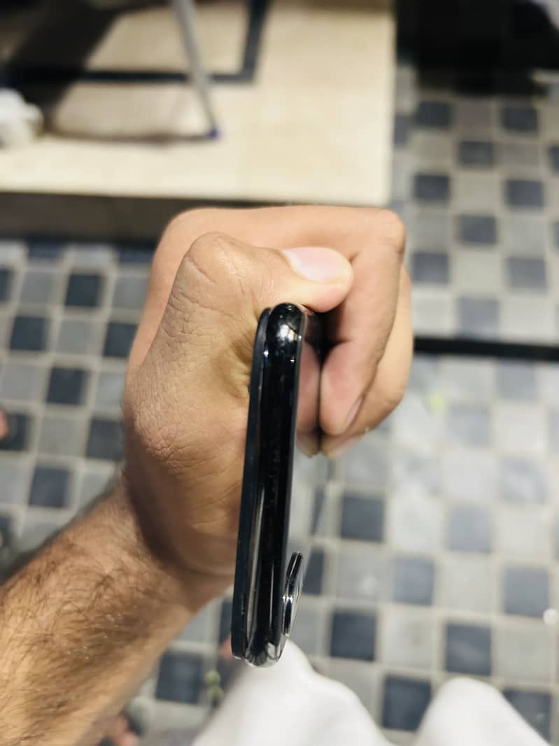 Apple iPhone X 4