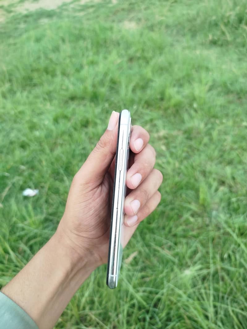 Apple iPhone X 4