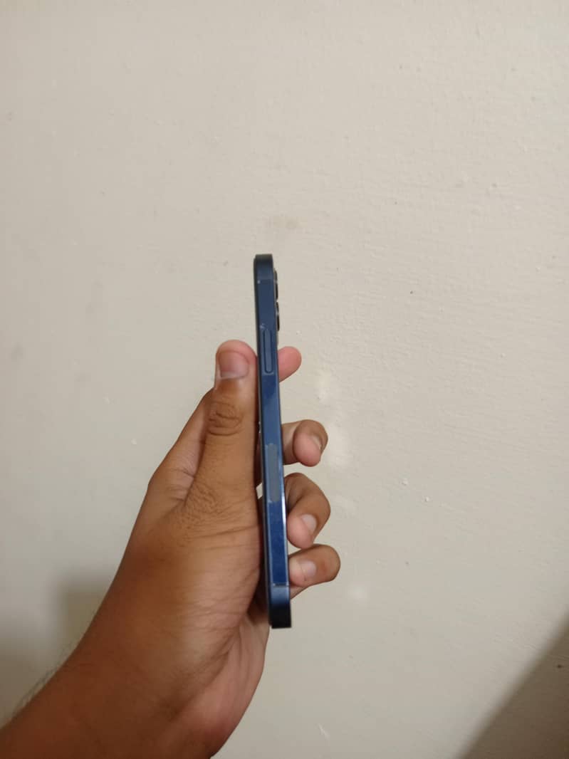 Apple iPhone 12 4