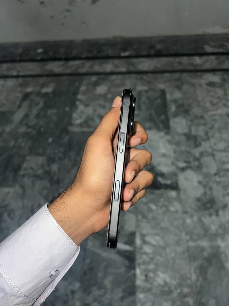 Apple iPhone 16 Pro 4