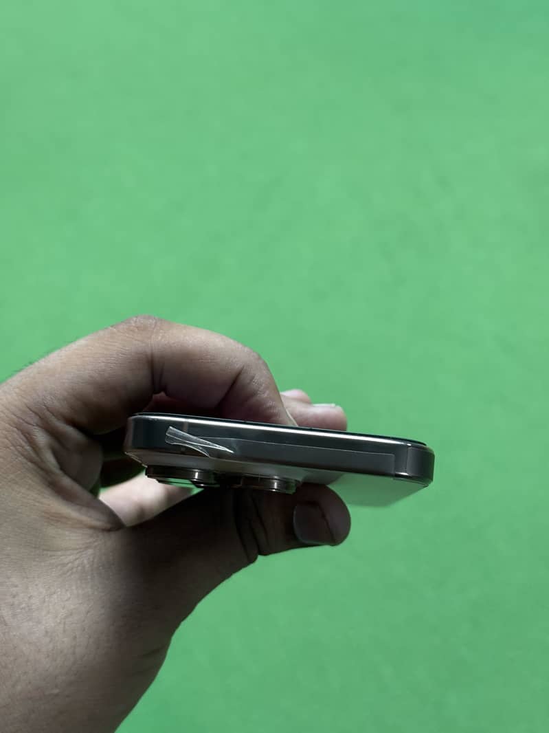 Apple iPhone 16 Pro 1
